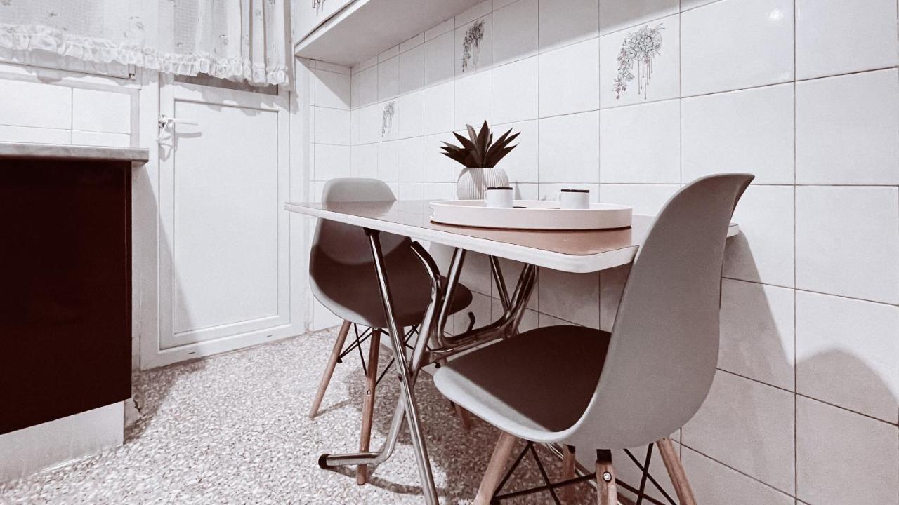Vintage 2-Bedroom Apt In The Heart Of The City Athens Exterior photo